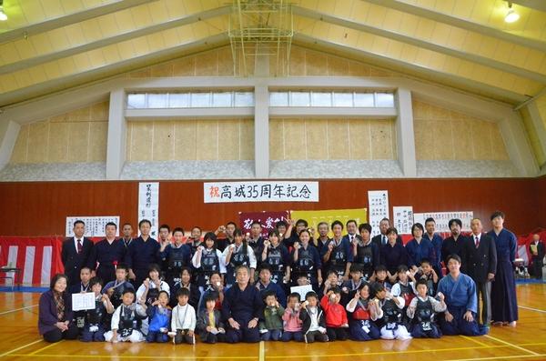 来賓者と生徒たちが集まっている集合写真